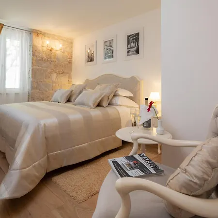 Opera Heritage Oda ve Kahvaltı 4*