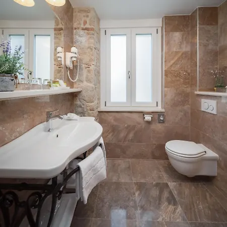 Opera Heritage Bed & Breakfast 4*