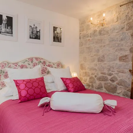 Opera Heritage Oda ve Kahvaltı 4*